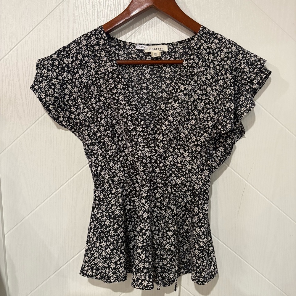 Monteau Peplum Top Black/white ditsy‎ floral w/flutter sleeves / feminine boho S